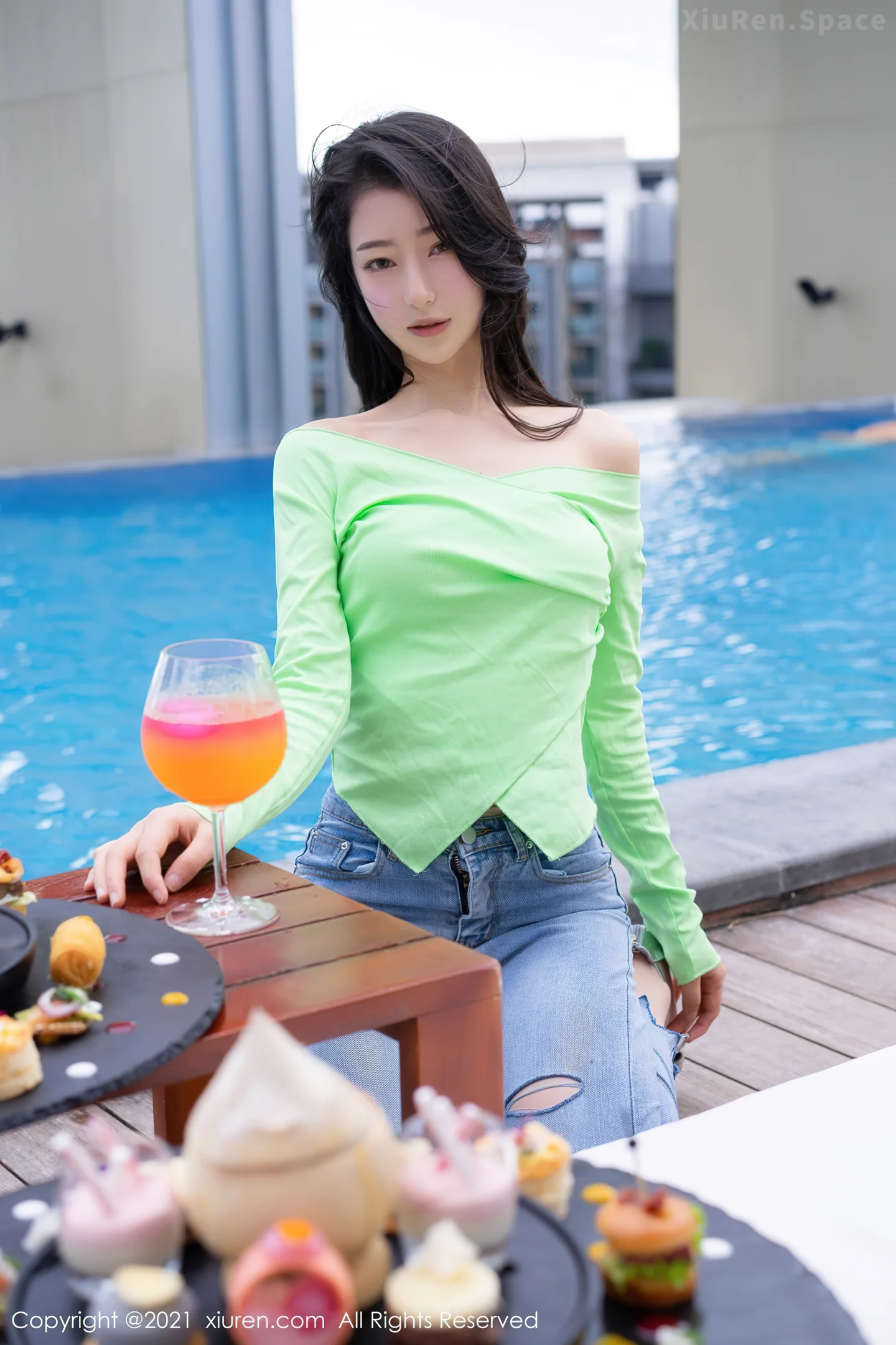 图片[6]-[XiuRen秀人网]VOL.4403 模特熊小诺三亚旅拍绿色上衣配牛仔裤半脱秀完美身材诱惑写真73P-秀人网官方网站